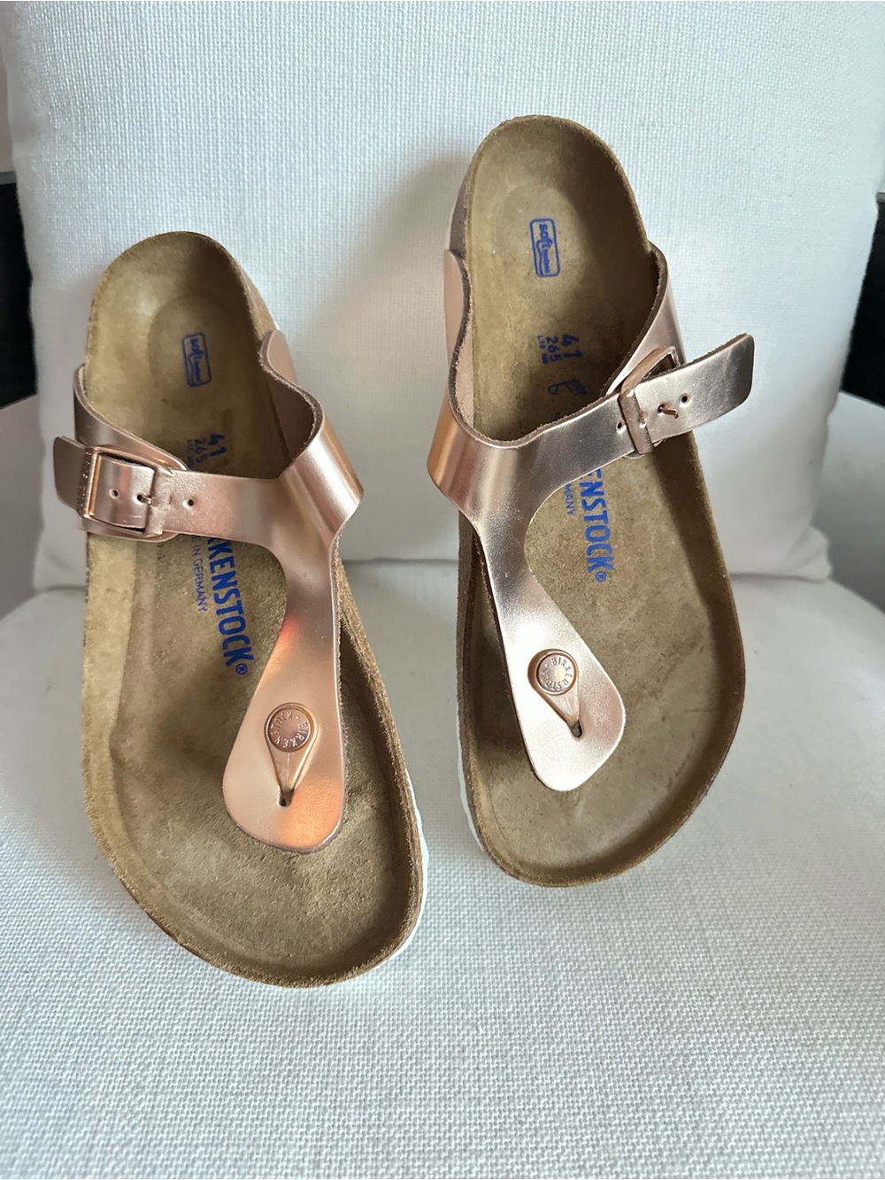 Birkenstock Women's Gizeh Sandal in Metallic Rose